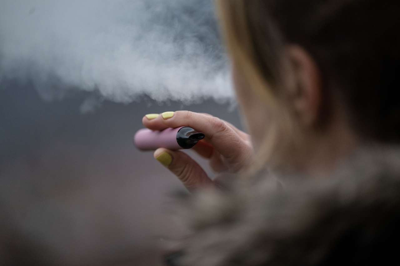 L'interdiction de vente des cigarettes lectroniques  usage unique en  Valais est porte devant les juges fdraux